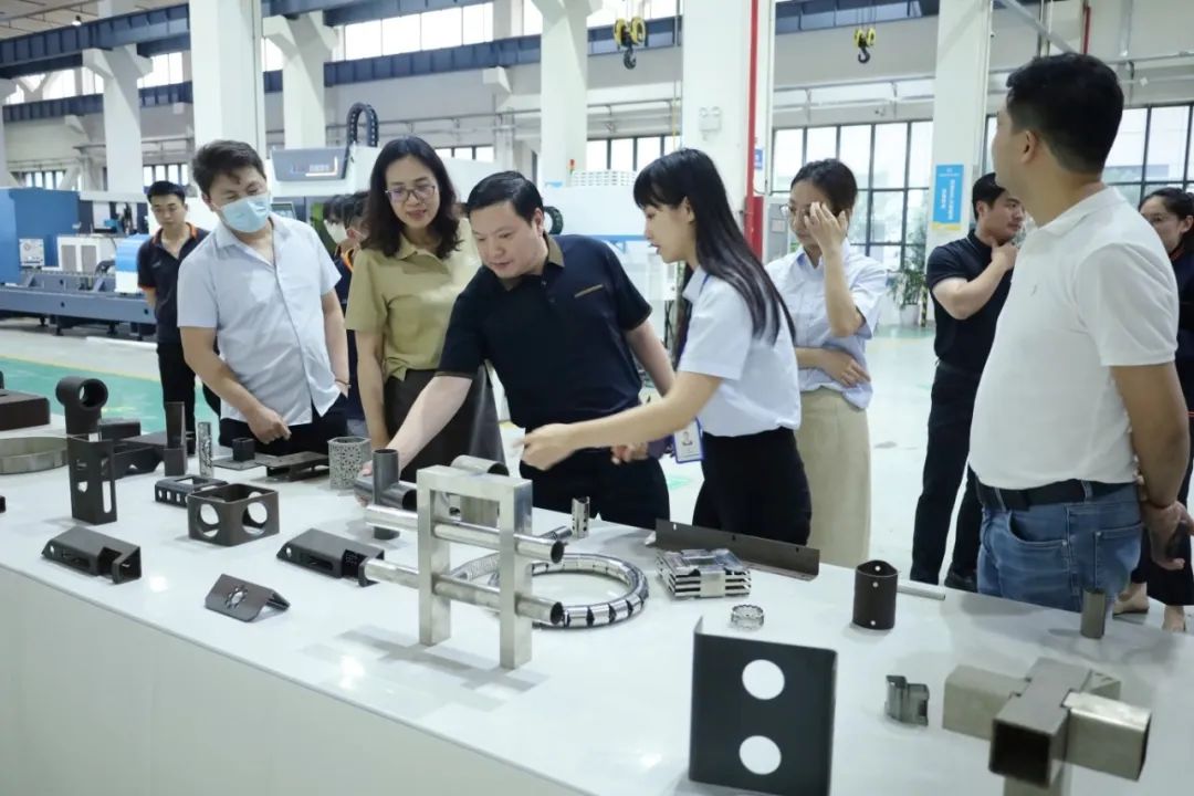盐城市政府驻上海联络处主任孟令永一行走访商会会员企业