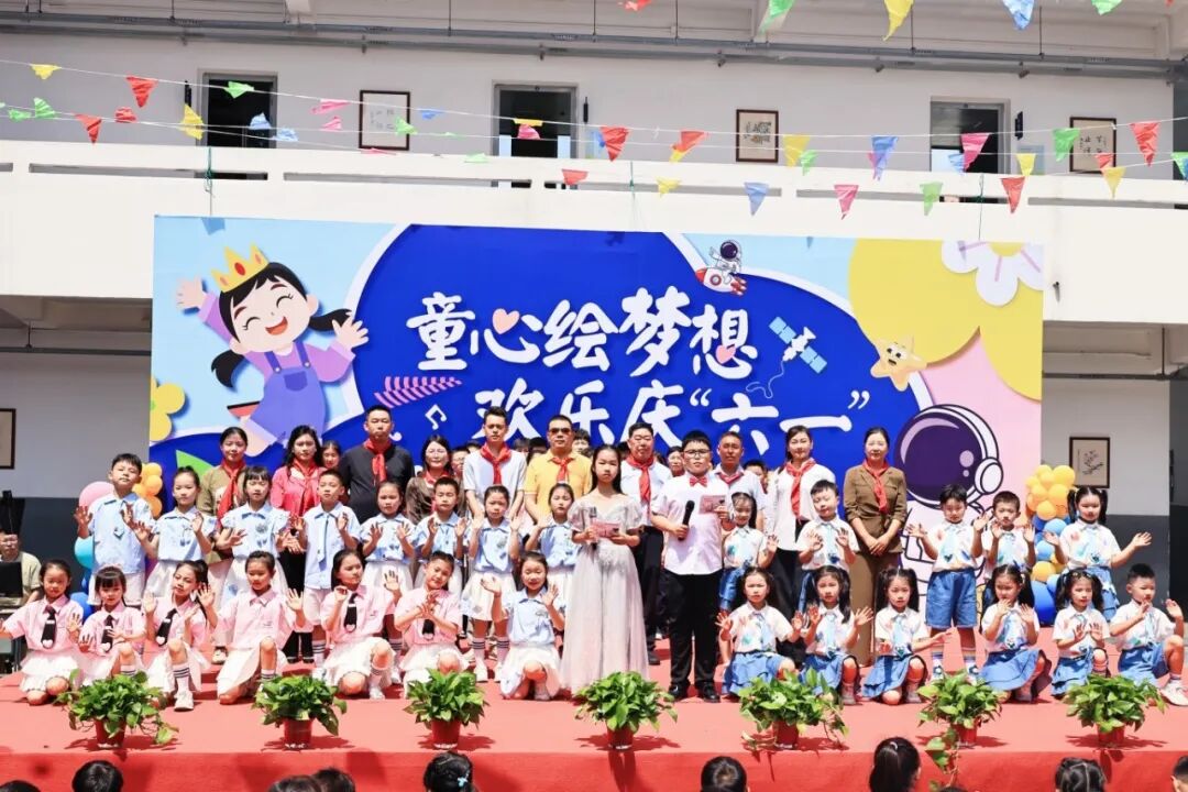 爱心助学暖童心——苏州市盐城商会建设工程行业专委会开展爱心捐赠活动